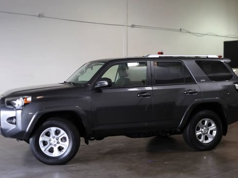 Used 2018 Toyota 4Runner SR5 Premium image 2