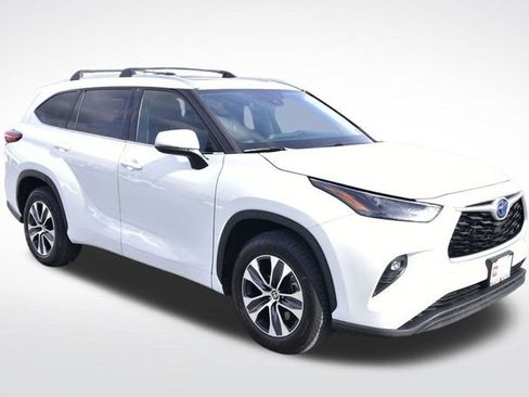 Certified 2022 Toyota Highlander XLE image 6