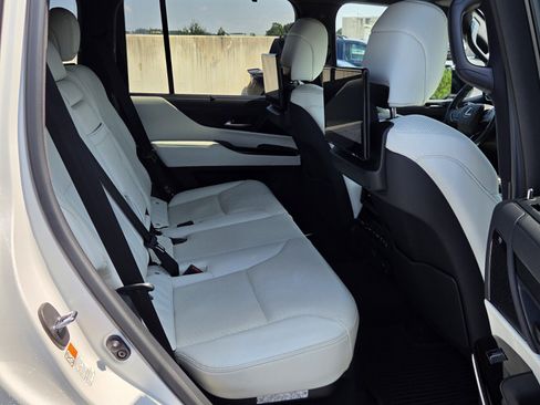 Used 2023 Lexus LX 600 4WD w/ Luxury Package image 16