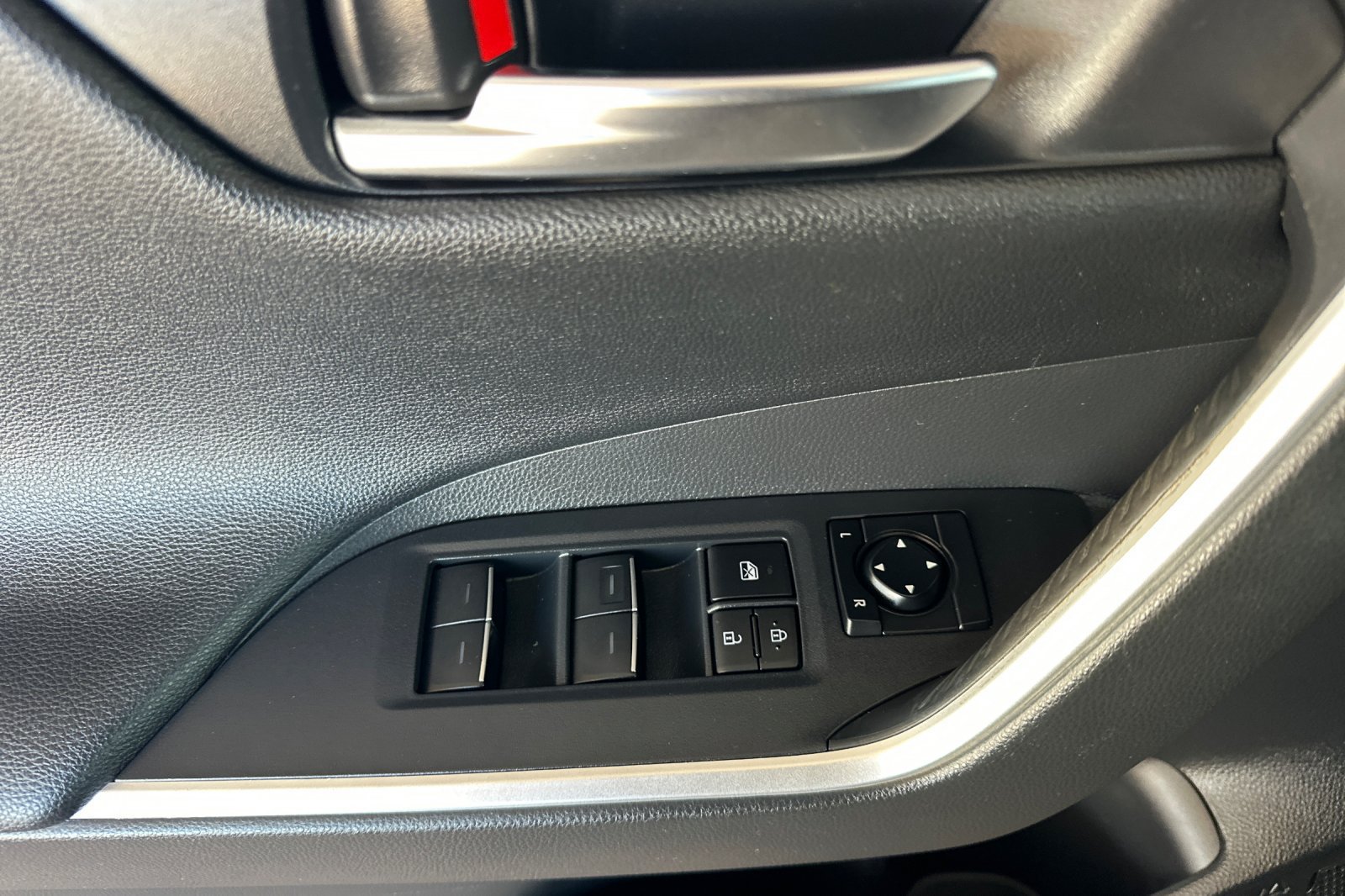 Used 2021 Toyota RAV4 XSE AWD/4WD image 8