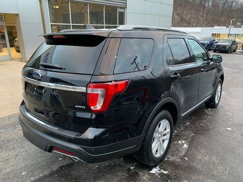 Used 2018 Ford Explorer XLT image 2