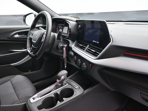 Used 2025 Chevrolet Trax RS w/ Sunroof Package FWD image 29