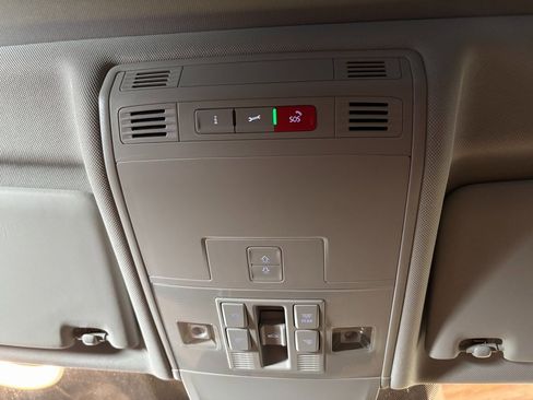 Used 2024 Volkswagen Tiguan SE image 17