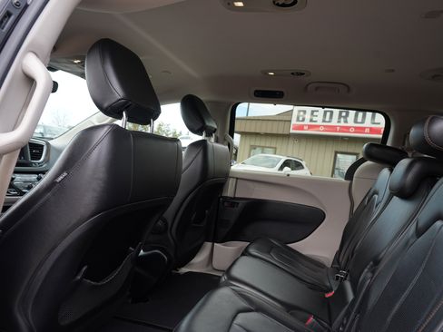 Used 2019 Chrysler Pacifica Touring-L image 19