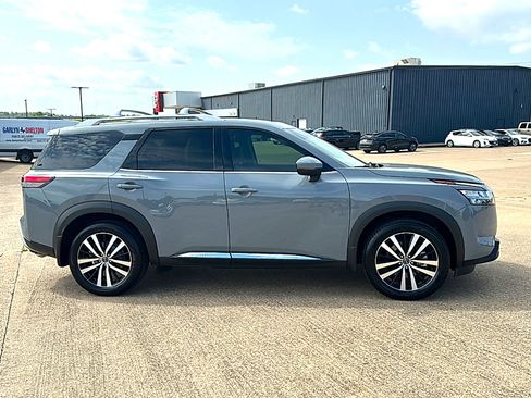 Used 2024 Nissan Pathfinder Platinum FWD image 9