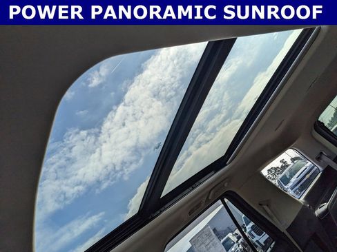 Used 2022 Ford Expedition XLT image 2