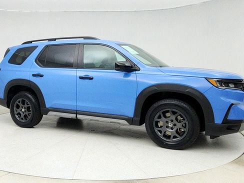 Used 2023 Honda Pilot TrailSport image 3