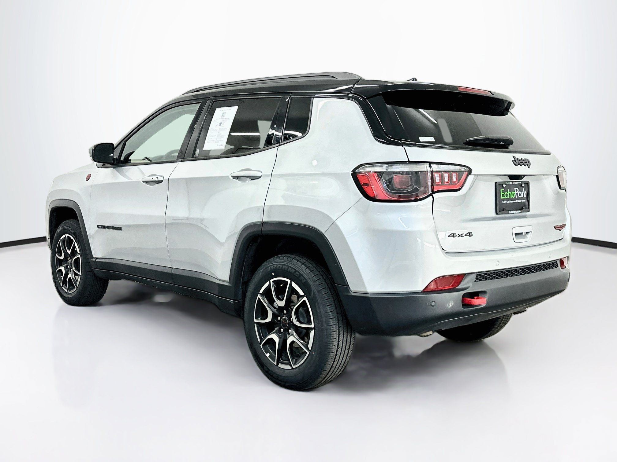 Used 2025 Jeep Compass Trailhawk AWD/4WD image 5