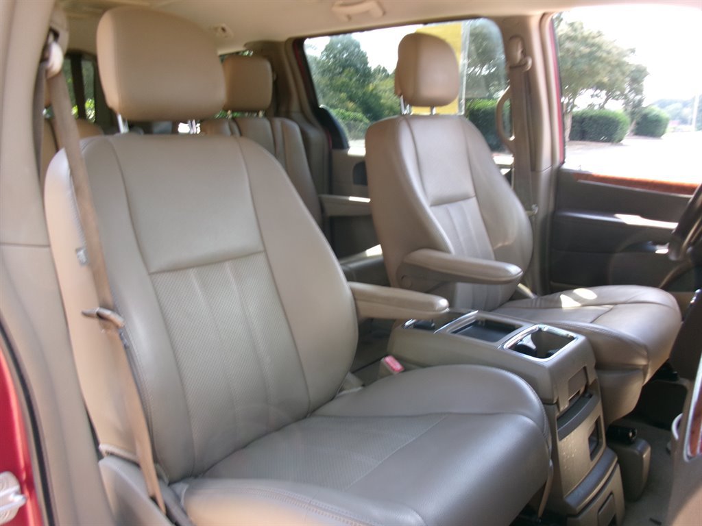 Used 2013 Chrysler Town & Country Touring-L w/ Driver Convenience Group FWD image 23