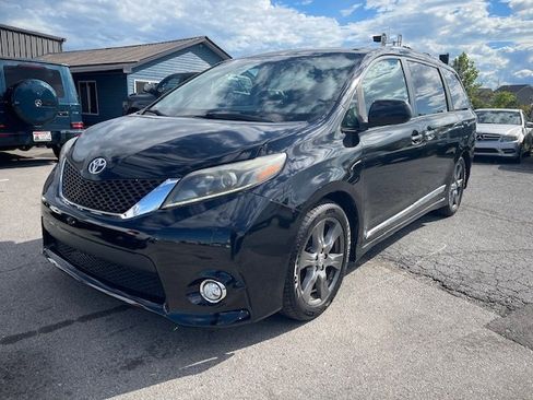 Used 2017 Toyota Sienna SE image 1