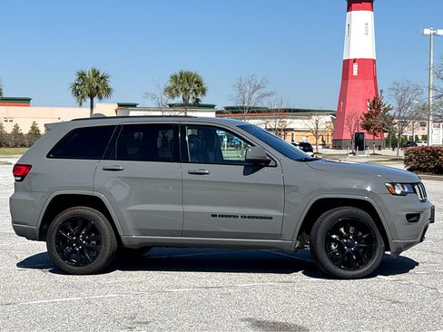 Used 2022 Jeep Grand Cherokee Laredo X image 19
