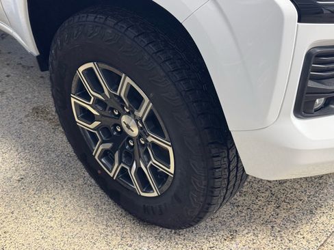 Used 2023 Chevrolet Colorado Z71 w/ Z71 Convenience Package 2 image 4