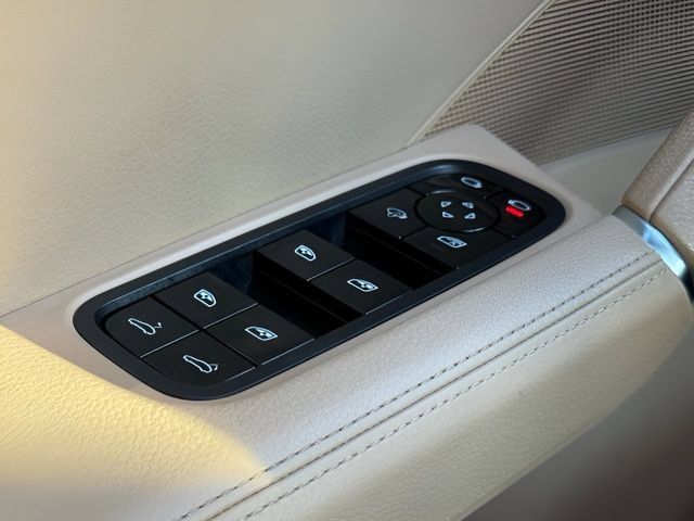 Used 2020 Porsche Cayenne AWD/4WD image 25