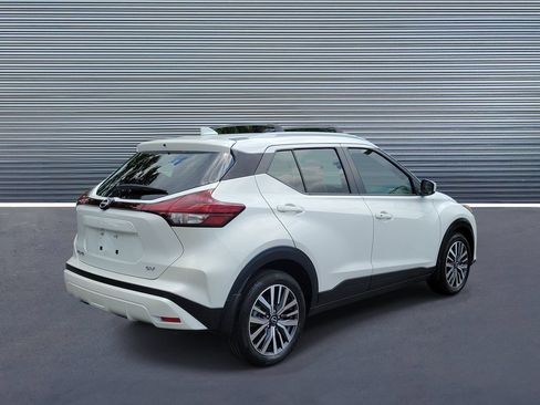 Used 2024 Nissan Kicks SV FWD image 3