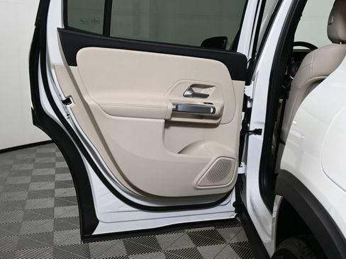 Used 2025 Mercedes-Benz GLB 250 4MATIC image 30