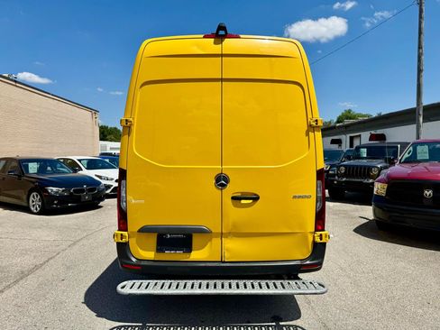 Used 2021 Mercedes-Benz Sprinter 2500 image 9
