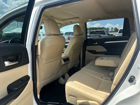 Used 2019 Toyota Highlander XLE image 24