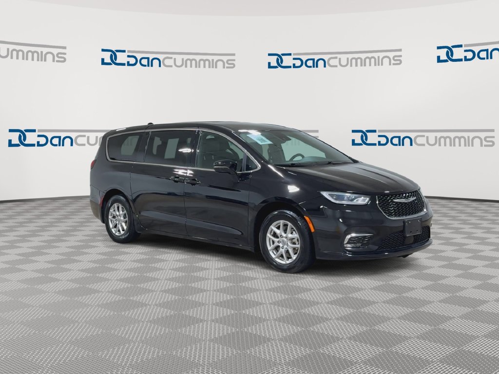 Used 2025 Chrysler Pacifica Select FWD image 2