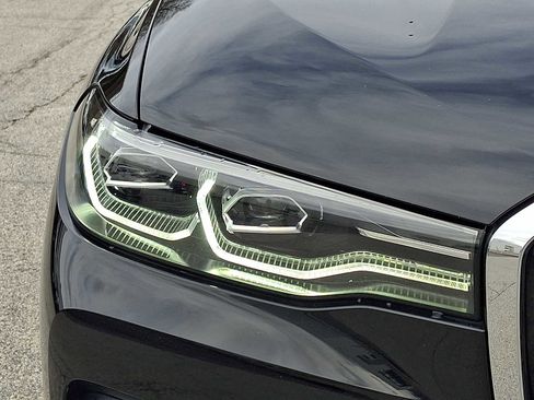 Used 2022 BMW X7 xDrive40i w/ Premium Package image 9