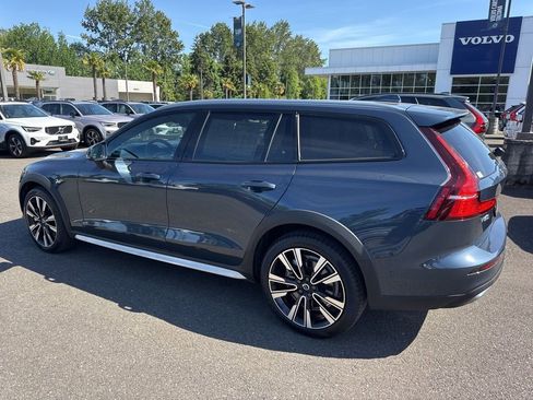 Used 2026 Volvo V60 B5 Cross Country Ultra AWD/4WD image 3