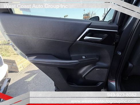 Used 2025 Mitsubishi Outlander SE image 14