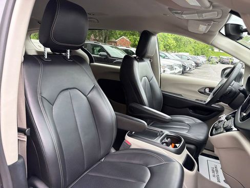 Used 2023 Chrysler Pacifica Touring-L FWD image 48