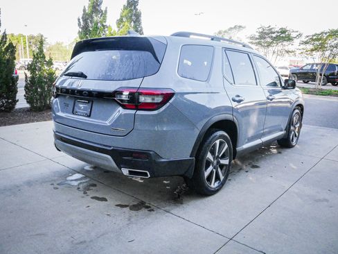 Used 2025 Honda Pilot Touring image 10