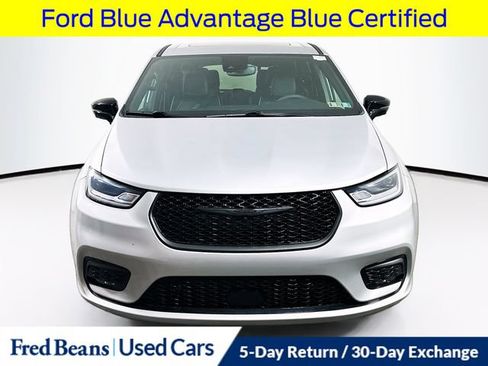 Used 2023 Chrysler Pacifica Limited w/ S Appearance Package FWD image 2