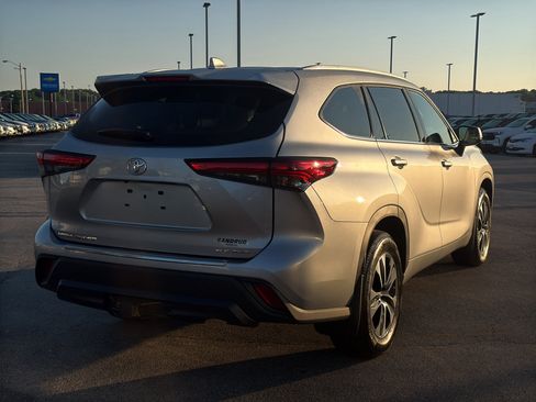 Used 2022 Toyota Highlander XLE AWD/4WD image 5