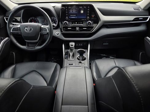 Used 2022 Toyota Highlander XLE FWD image 19