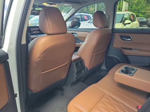 Used 2025 Nissan Rogue Platinum w/ Platinum Premium Package FWD image 11