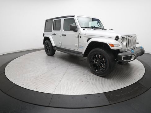 Used 2022 Jeep Wrangler Unlimited Sahara w/ Cold Weather Group image 13