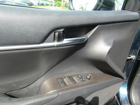 Used 2021 Toyota Camry SE FWD image 18
