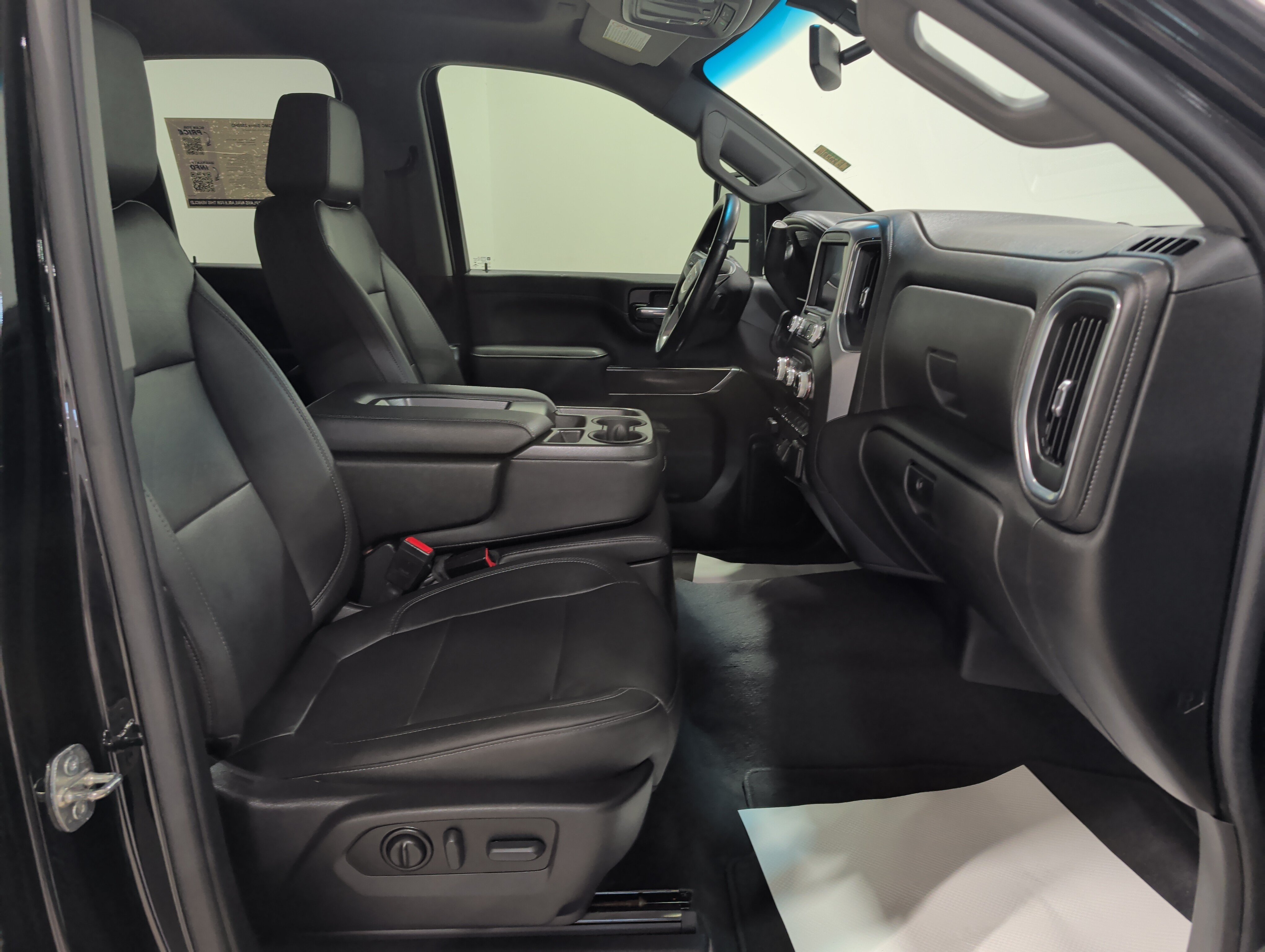 Used 2022 GMC Sierra 2500 SLT w/ X31 Off-Road Package AWD/4WD image 21