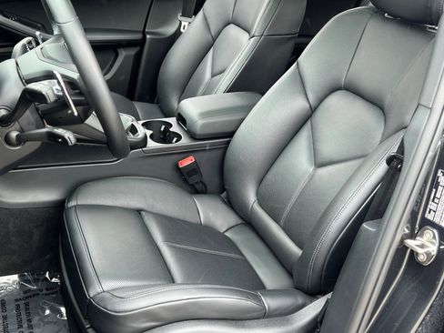 Certified 2025 Porsche Macan image 15