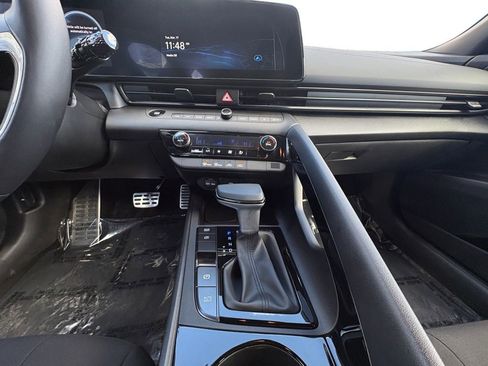 Used 2025 Hyundai Elantra SEL image 11