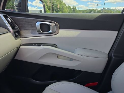 Used 2022 Kia Sorento EX w/ Panoramic Sunroof Package FWD image 23