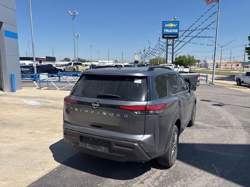 Used 2025 Nissan Pathfinder SV image 4