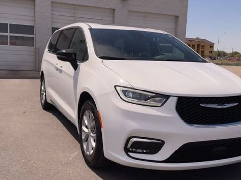 Used 2026 Chrysler Pacifica Limited FWD image 4