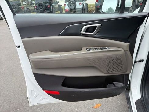 Used 2025 Kia Carnival FWD image 14