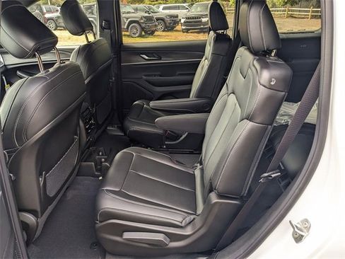 New 2024 Jeep Grand Cherokee L Limited image 10