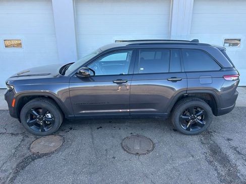 Certified 2023 Jeep Grand Cherokee Limited w/ Black Appearance Package image 3