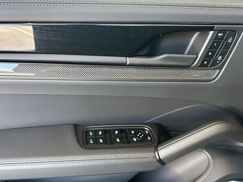 Used 2025 Porsche Cayenne GTS AWD/4WD image 12