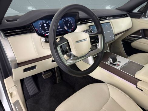 Used 2025 Land Rover Range Rover SE image 4