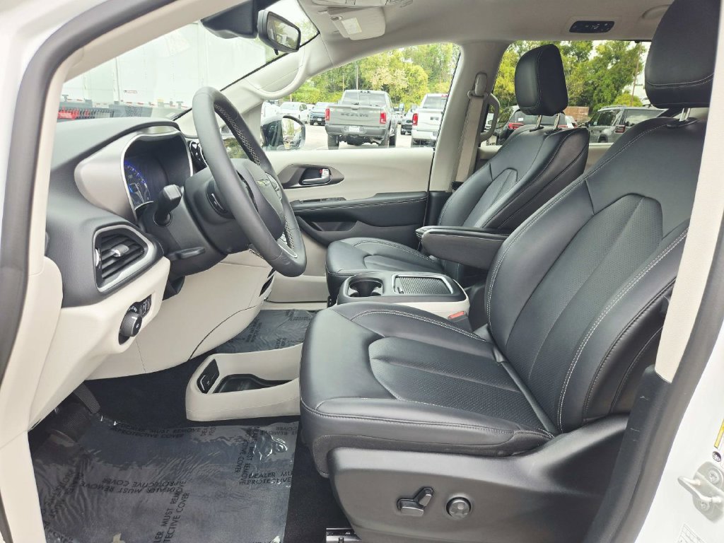 Certified 2024 Chrysler Pacifica Touring-L FWD image 11