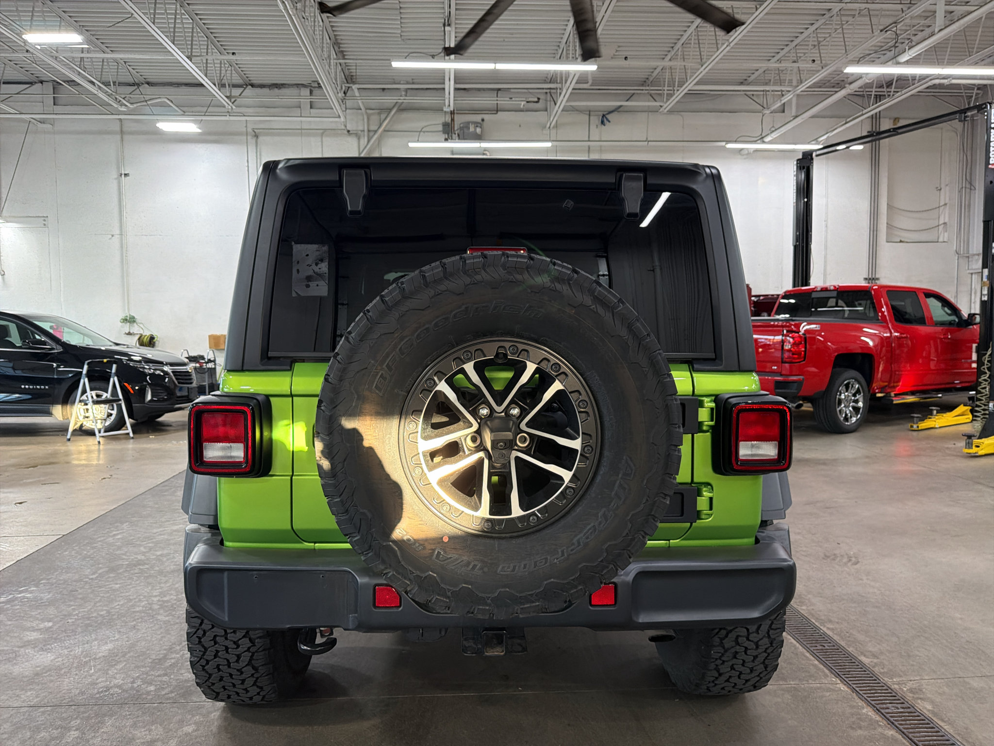Used 2025 Jeep Wrangler Unlimited Sport AWD/4WD image 4