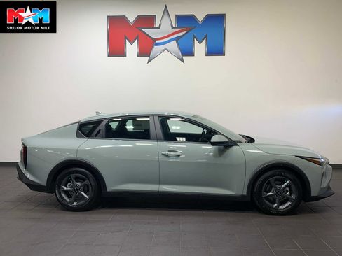 New 2025 Kia K4 LXS image 1