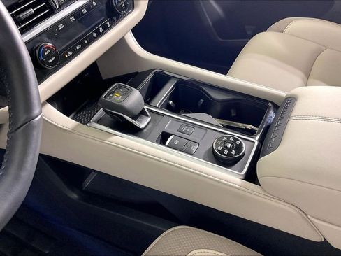 Certified 2025 Nissan Pathfinder SL image 19