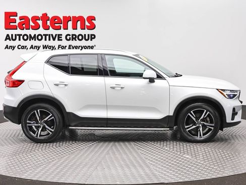Used 2023 Volvo XC40 B5 Core AWD/4WD image 4