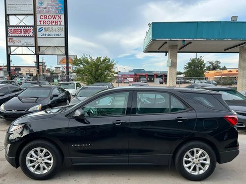 Used 2018 Chevrolet Equinox LS FWD image 2